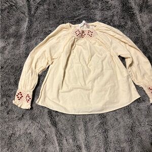 4 / $28

Bundle any items 4/ $28 

Zara Cream Top with Red Detailing